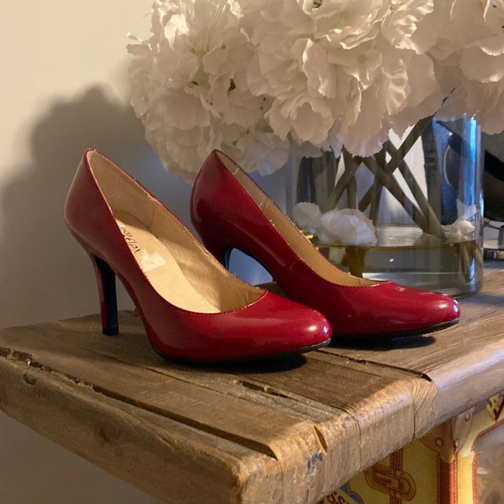 New! 🐝 3 for $35 Le Chateau Red Pumps Size 6